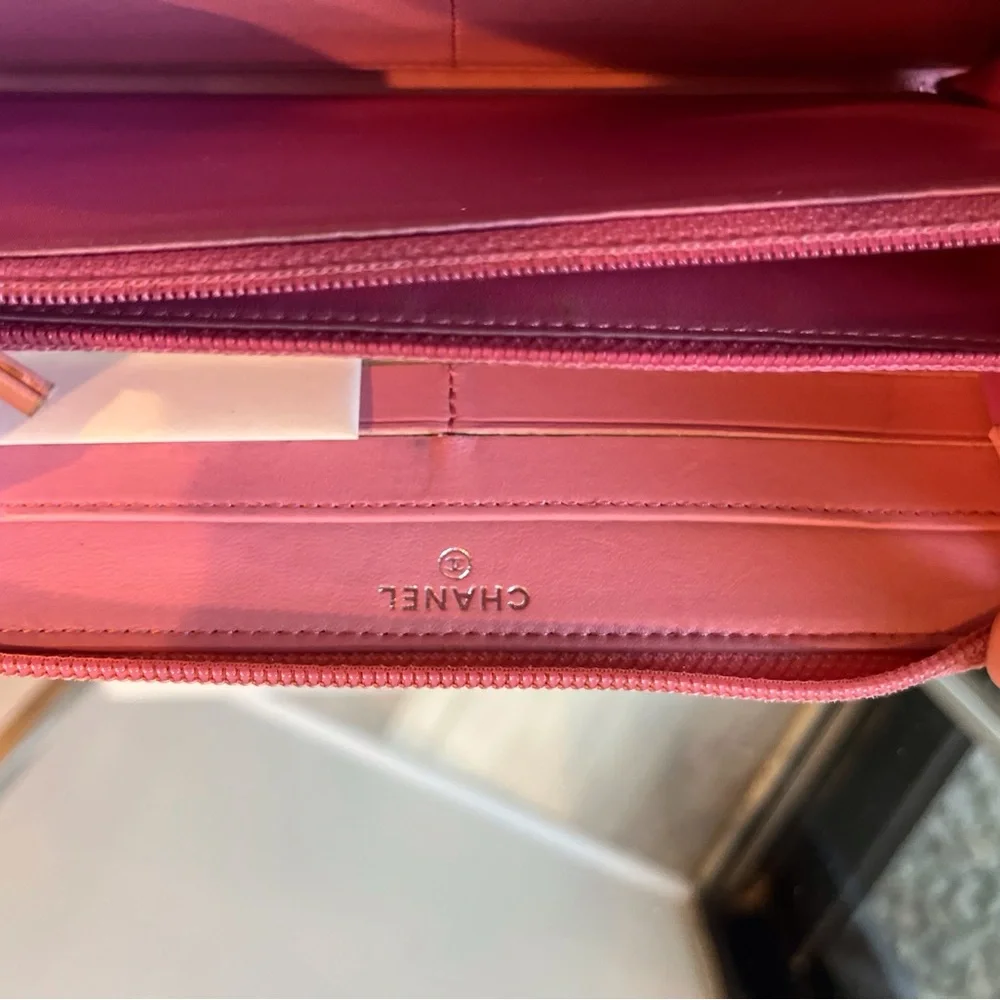 Chanel Pink Quilted Wallet with Signature CC Logo - Picture 4 of 6
